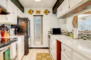 una cucina con mobili bianchi e un frigorifero in acciaio inossidabile di Puente Vista 147 a Corpus Christi