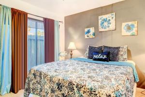 una camera da letto con un letto e una finestra di Puente Vista 147 a Corpus Christi Altre 110 foto