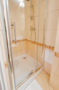 łazienka z prysznicem i wanną w obiekcie Nasze Kamienice Apartament Muzyczny z antresolą w mieście Rzeszów