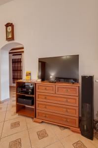 drewniane centrum rozrywki z dużym telewizorem w obiekcie Nasze Kamienice Apartament Muzyczny z antresolą w mieście Rzeszów