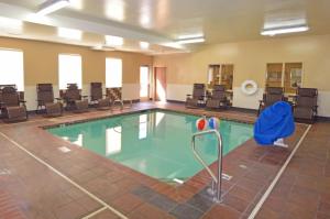 una piscina en una habitación de hotel con sillas en Extended Stay America Suites - Fairbanks - Old Airport Way en Fairbanks