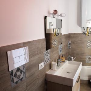 een badkamer met een wastafel en een spiegel bij Palermo Central To Bed in Palermo