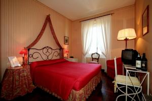 Un pat sau paturi într-o cameră la Relais Villa Pomela