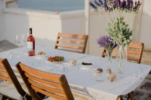 モノーポリにあるCasa della Madiaの白いテーブル(花とワイン1本付)