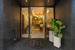 un corridoio di una casa con una pianta in vaso di The Convo Porto Hotel & Apartment a Porto