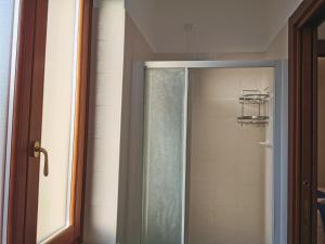 Una puerta de cristal que da a una ducha en el baño. en Flat blue, en Verona