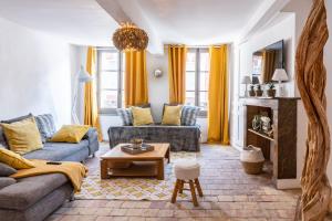 a living room with a couch and a table at LE BALDAQUIN / Les Suites Romantiques Honfleur in Honfleur