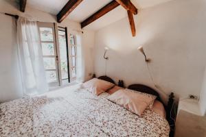 a bedroom with a bed with two pillows and a window at Finca El Lance in Tanque