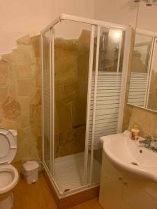 La salle de bains est pourvue d'une douche, de toilettes et d'un lavabo. dans l'établissement Airport Tourist's Home, à Catane