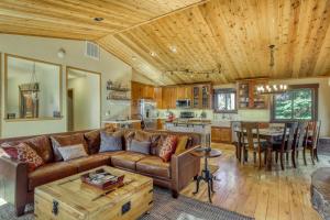 uma sala de estar com um sofá castanho e uma cozinha em Tastefully-Updated, Classic Tahoe Family Home em Truckee