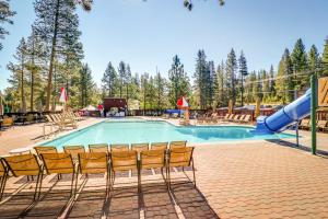 Bazén v ubytování Tastefully-Updated, Classic Tahoe Family Home nebo v jeho okolí