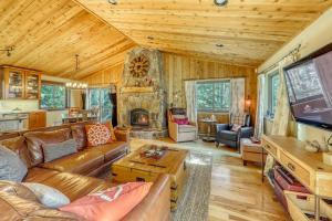 Oleskelutila majoituspaikassa Tastefully-Updated, Classic Tahoe Family Home