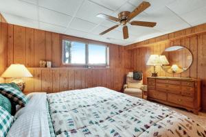 una camera con letto e ventilatore a soffitto di Hotter's Cabin a Sayner