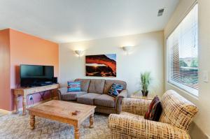 uma sala de estar com um sofá e uma televisão em Solano Vallejo 3283 em Moab