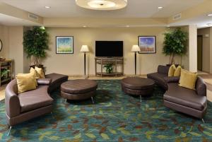 een lobby met banken en een flatscreen-tv bij Candlewood Suites Houma, an IHG Hotel in Houma