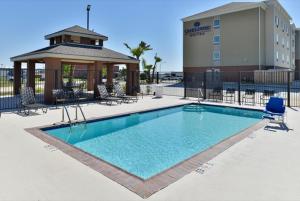 a swimming pool with a gazebo and a hotel at Candlewood Suites Houma by IHG in Houma