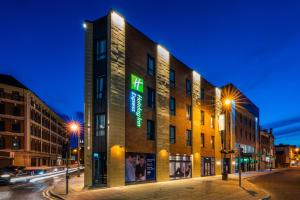 ロンドンデリーにあるHoliday Inn Express - Derry - Londonderry by IHGの夜の街路にある建物