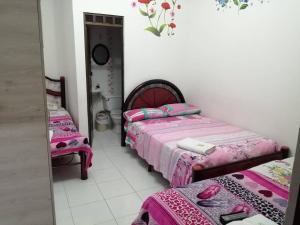 Postel nebo postele na pokoji v ubytování Hotel Mi Casita Pereira