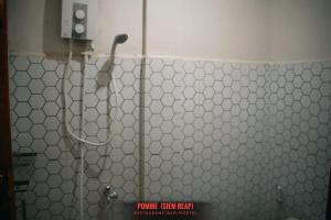 Bilik mandi di Pomme Brewhouse Hostel