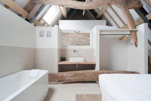 a bathroom with a large log in the middle of the room at Cour 8 Lofts in Maastricht