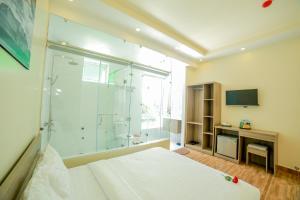 TV a/nebo společenská místnost v ubytování Nhật Nguyên Hotel