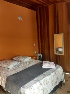 ein Schlafzimmer mit einem Bett in einem Zimmer in der Unterkunft Apartamento Elite na Cobertura in Cunha