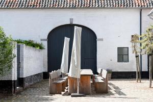 een groep stoelen en parasols voor een gebouw bij Cour 8 Lofts in Maastricht