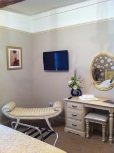 Zimmer mit einem Schreibtisch, einem Stuhl und einem Spiegel in der Unterkunft Priory hotel in Cartmel