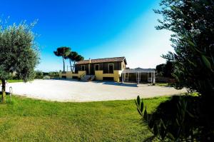 una casa en una playa con un gran patio en Le Suite Bracciano, en Bracciano