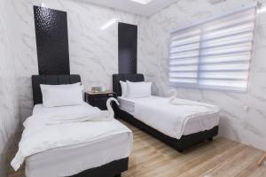 Un pat sau paturi într-o cameră la Lee Luxury Home