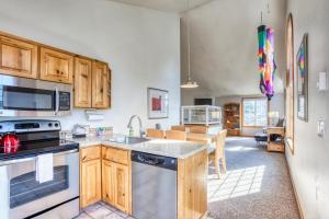 Dapur atau dapur kecil di Beaches Inn | Pelicans View Cottage
