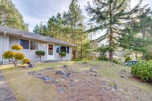 曼扎尼塔8th Hole Getaway Condo MCA #1209的有院子的房子