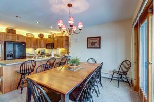 cocina y comedor con mesa de madera grande y sillas en The Jay Chalet en Jay