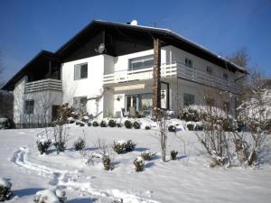 Gästezimmer Weiss during the winter