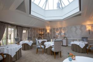 A restaurant or other place to eat at Lords Of The Manor 