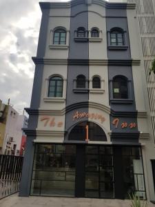un bâtiment avec un panneau à l'avant dans l'établissement The Amazing Inn, à Singapour