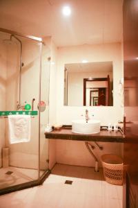 A bathroom at GreenTree Inn Puyang Fan County People Avenue Banqiao Road Hotel