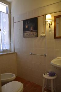łazienka z toaletą i umywalką w obiekcie Il Nido Di Anna w mieście San Gimignano