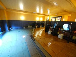 una habitación con vistas panorámicas a la piscina en Hotel Route-Inn Miyako, en Miyako