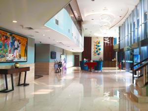 - un hall d'un immeuble avec des chaises et une table dans l'établissement Swiss-Belresidences Rasuna Epicentrum, à Jakarta