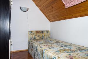 Postel nebo postele na pokoji v ubytování Familia Nyaraló 87