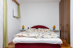 Postel nebo postele na pokoji v ubytování Familia Nyaraló 87