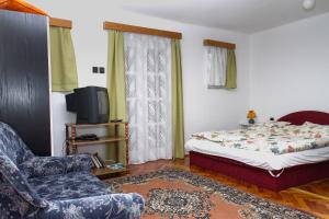 Postel nebo postele na pokoji v ubytování Familia Nyaraló 87