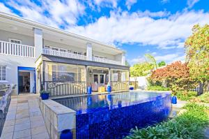 una vista exterior de una casa con piscina en Lodge on Main Guest House and Conference Centre en Puerto Elizabeth