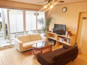 TV a/nebo společenská místnost v ubytování HIBARI GUESTHOUSE