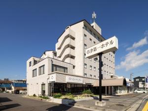 a street sign in front of a building at Kusatsu Daiichi Hotel in Kusatsu