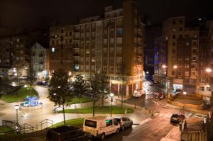 una calle de la ciudad por la noche con coches y edificios en Markelenea - Bilbao – Casco Viejo – Parking – WIFI Gratis, en Bilbao