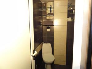 ソフィアにあるApartment SOFIA LUX TOP CENTERの小さなバスルーム(トイレ付)