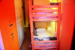 Palanda nebo palandy na pokoji v ubytování Salaam Namastey Backpackers