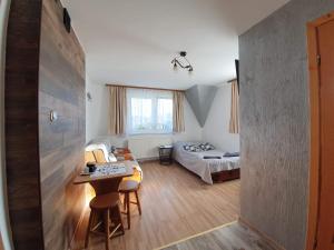 Posteľ alebo postele v izbe v ubytovaní Pokoje i Apartamenty Regionalny Styl ul Króle 1a Zakopane
